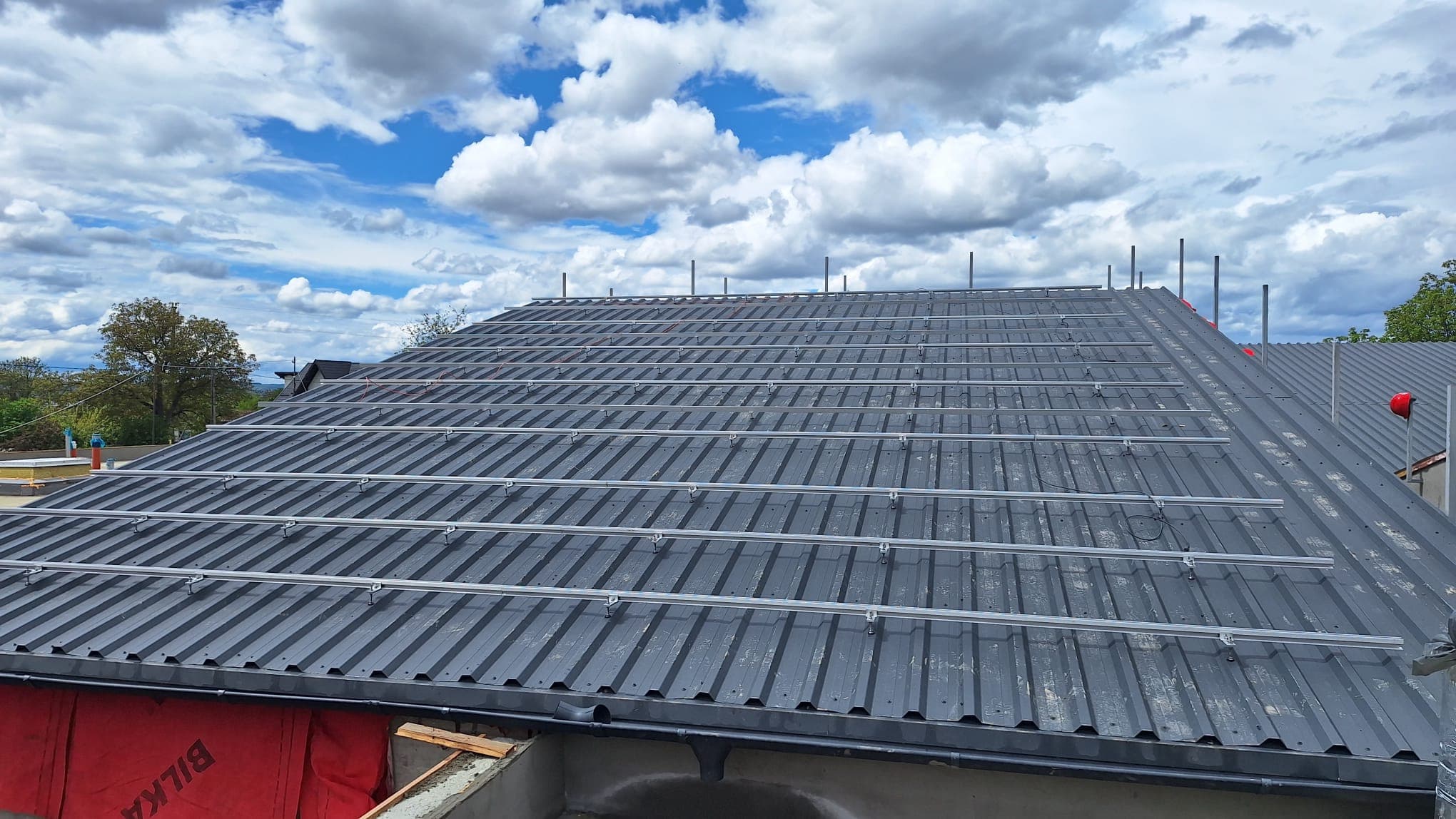 Roof mounting structure